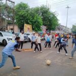 खेल मैदान बचाने सड़क पर उतरे खिलाड़ी, बीच सड़क क्रिकेट और फुटबॉल खेलकर किया प्रदर्शन
