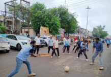 खेल मैदान बचाने सड़क पर उतरे खिलाड़ी, बीच सड़क क्रिकेट और फुटबॉल खेलकर किया प्रदर्शन