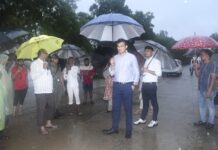 बाढ़ प्रभावित गांवों में पहुंचे CEO जयंत नाहटा, ग्रामीणों से सुरक्षित स्थानों पर जाने की अपील