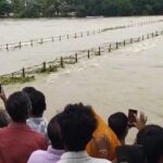 खारून का रौद्र रूप! महादेव घाट का पुल डूबा, ऊपर से बह रहा 2 फीट पानी