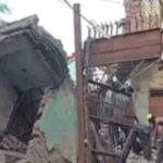 दिल्ली के सीमापुरी में भरभराकर गिरी पांच मंजिला इमारत, 25-30 लोगों के दबे होने की आशंका