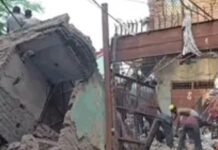 दिल्ली के सीमापुरी में भरभराकर गिरी पांच मंजिला इमारत, 25-30 लोगों के दबे होने की आशंका